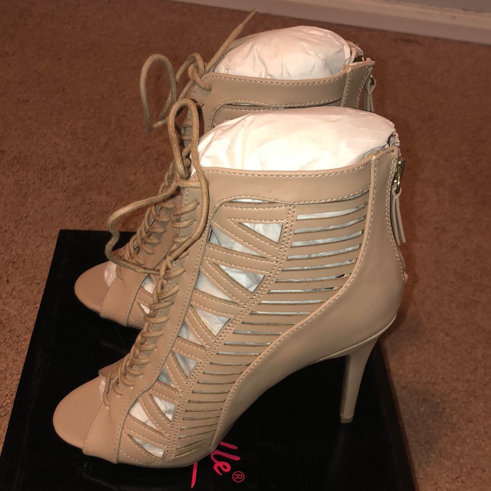 BRAND NEW. NEVER WORN. Anne Michelle Princess-34 nude heel.